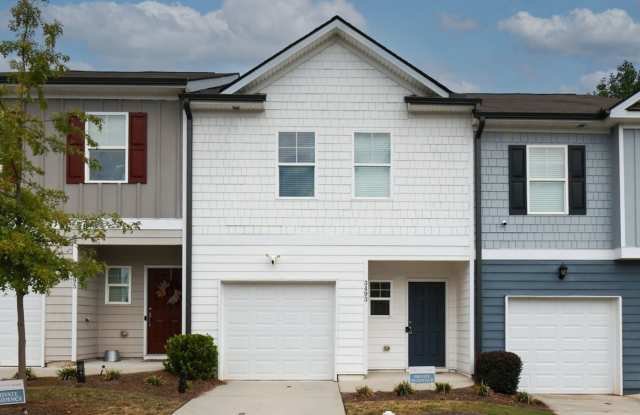 Unfurnished Townhome Wooded Backyard Gallery 1
