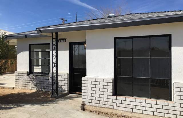 A 2 Bedroom 1 Bath Home With Art Studio photos photos