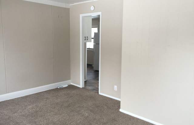 2b House with Huge Yard! - 233 8th Avenue Northeast, Valley City, ND 58072