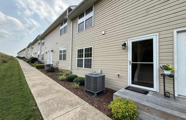 Tri level 2 bed, 2.5 bath Condo! Lakeridge School District. Gallery 3