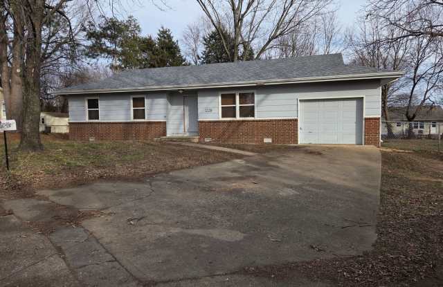 3 Bed, 1 Bath, 1 Car Garage House for Rent in Bolivar, MO! photos photos