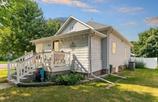 2 Bed 1.75 bath on nice corner lot - 900 East 7th Avenue, Mitchell, SD 57301