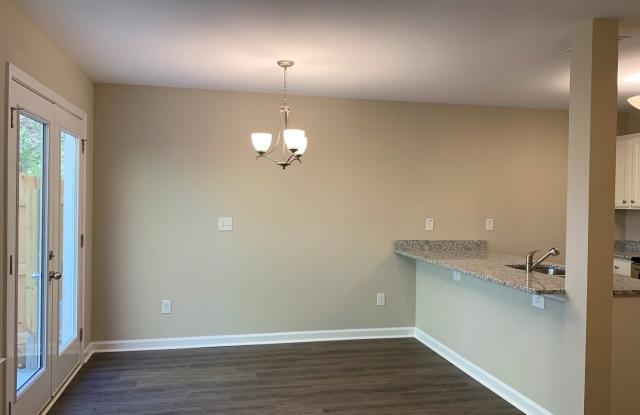 Very Nice Townhome in Great Location Gallery 4