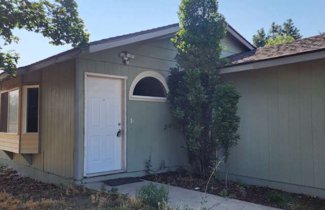 3 Bedroom Home With A Large Yard - 779 Northeast Lakeside Drive, Madras, OR 97741 3 Bedroom Home With A Large Yard - 779 Northeast Lakeside Drive, Madras, OR 97741