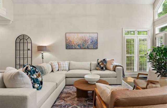 4512 Woodhaven NE Gallery 4
