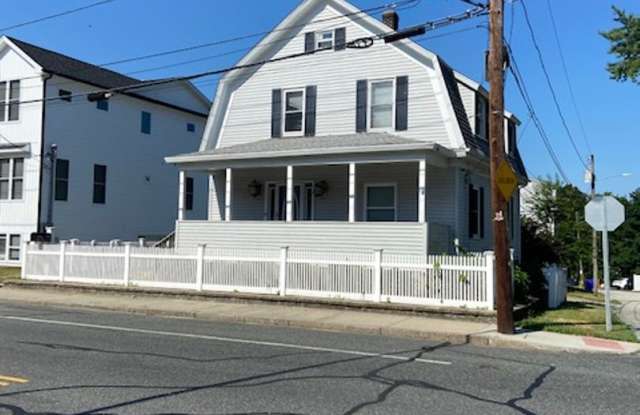 Huge 3 Bed 2 Bath Single Family on Fruit Hill Gallery 4