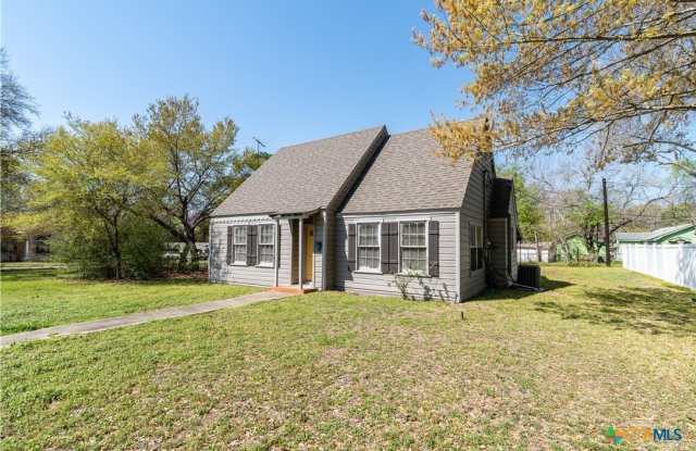 712 S Walnut Avenue - 712 South Walnut Avenue, Luling, TX 78648