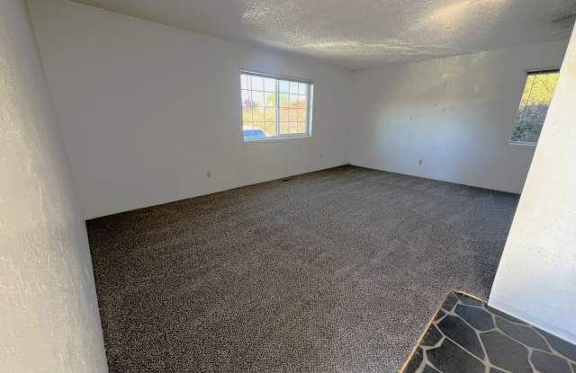 2 Bedroom, 1 Bathroom Downstairs Duplex - 524 Mount Whitney Street, Klamath Falls, OR 97601