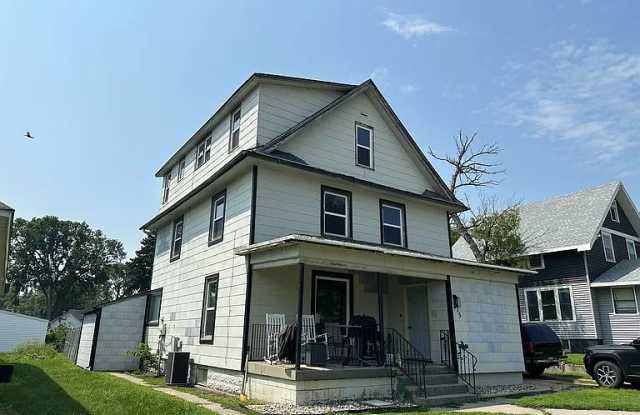 315 5th Street Southeast - 2 photos photos