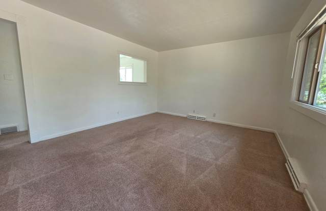 *AVAILABLE NOW* 3 Bedroom in Martin Acres, Huge Yard Gallery 3