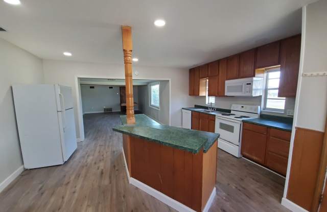 St. Andrews Charmer! 5 BR/2BA Home Gallery 3