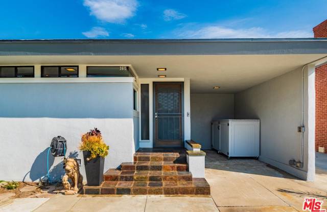 2672 VETERAN Avenue Gallery 3