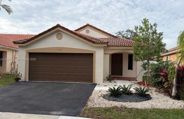 1525 Estancia Cir photos photos