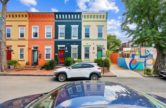 Charming 2 BR 1, 5 BA in the heart of the city near transportation photos photos