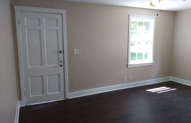 Take a look at this charming 2-bedroom, 1-bath home in desirable Southeast Decatur! Gallery 4