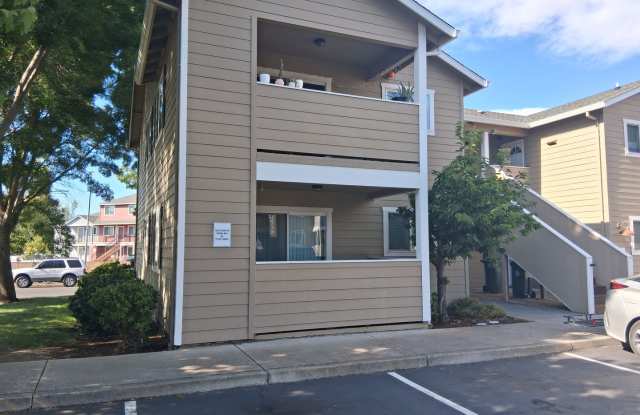Comfortable 2-Bedroom Apartment in Desirable East Medford photos photos