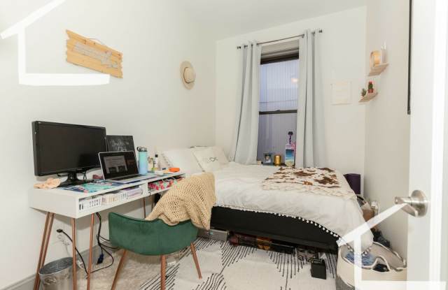 Charming 3 Bedroom-No Broker Fee Gallery 3