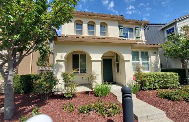 Spacious 3BD/2.5BTH House Located In Hayward Near Costco!! photos photos
