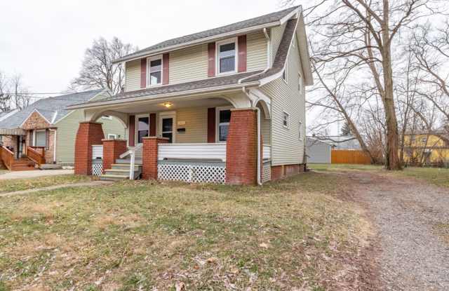 Craftsman Charm! Covered Porch, Hardwoods, Basement- 2613 Fletcher Ave NE, Canton! Gallery 1