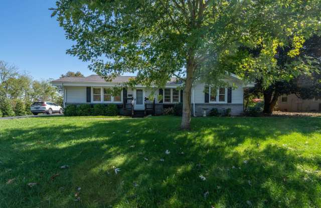 3 bed and 2 bath house with huge family den - 1302 East 11th Avenue, Johnson City, TN 37601