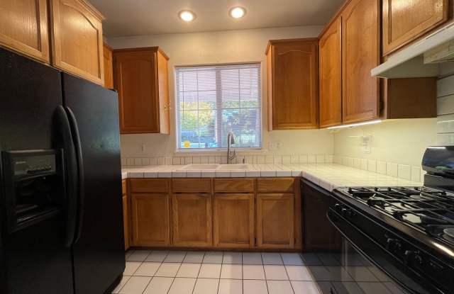 Spacious 3 Bedroom, 2.5 Bathroom w/ Bonus Room and 2 Car Garage Gallery 4