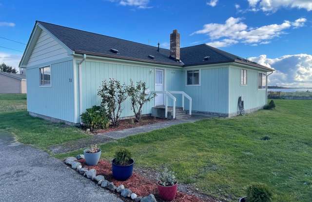Adorable Single Story 2 Bedroom Home Right on the Water! - 711 Southeast Bayshore Drive, Oak Harbor, WA 98277