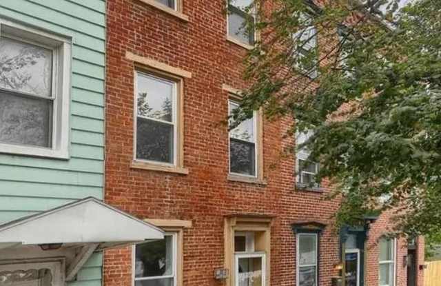Spacious 3 Bedroom on 2nd Gallery 3