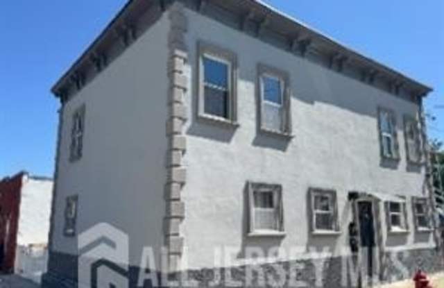 542 Miller Street Gallery 1
