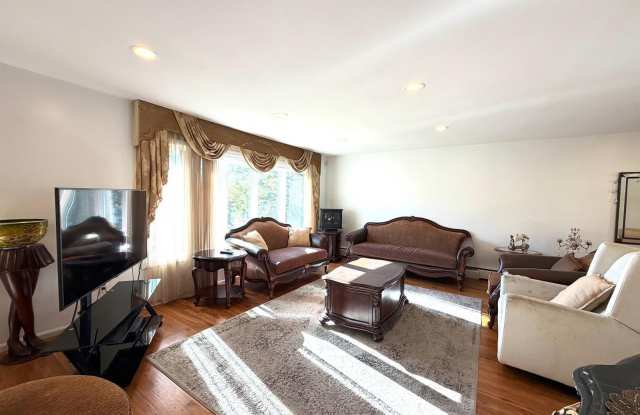 906 Park Court Gallery 2