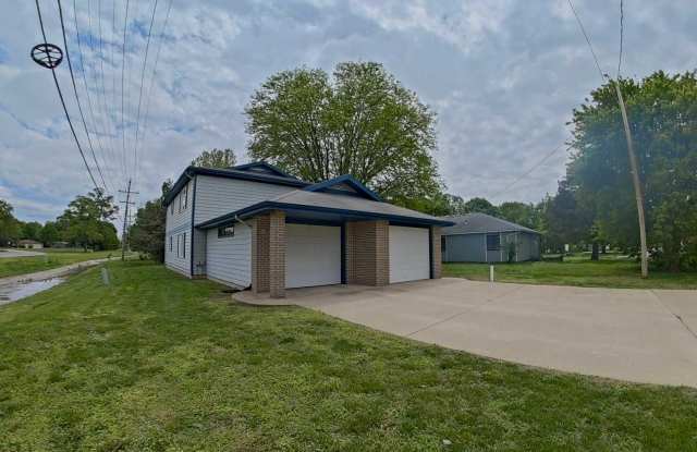 Cozy 2‑Bed Home with Attached Garage - Available June 5th! photos photos