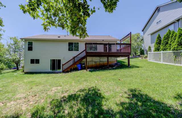 Spacious 3 Bedroom with a finished basement! Fantastic Eureka Location! Gallery 3