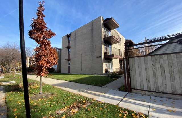 5815 N Spaulding Avenue unit: 2C - 5815 North Spaulding Avenue, Chicago, IL 60659