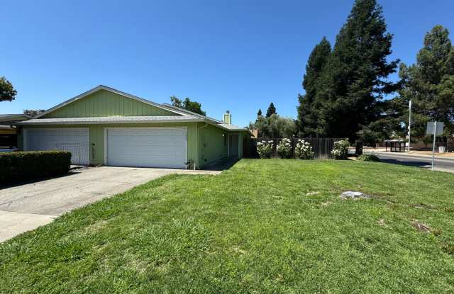 3 bedroom 2 bathroom | Half Plex House in Tahoe Park photos photos