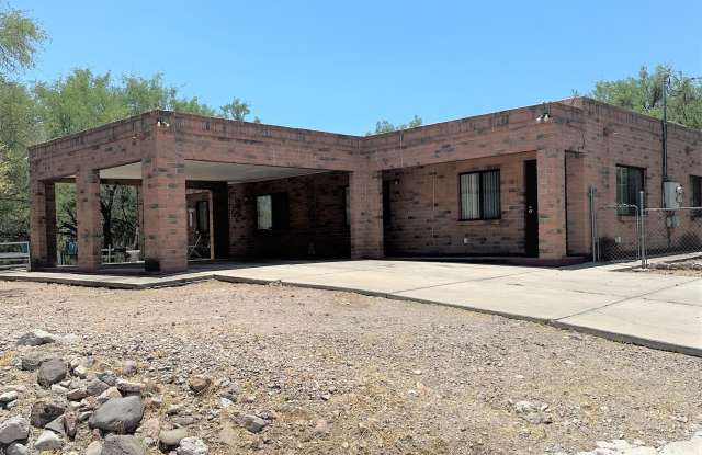 411 Camino Del Patio - 411 Camino del Patio, Rio Rico, AZ 85648