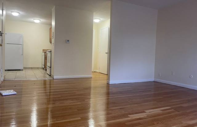 pACKARDS COIRNER Huge 2 bed in newwer Building, Studengs ok 3/1 or 4/1 Utilities included, photos photos