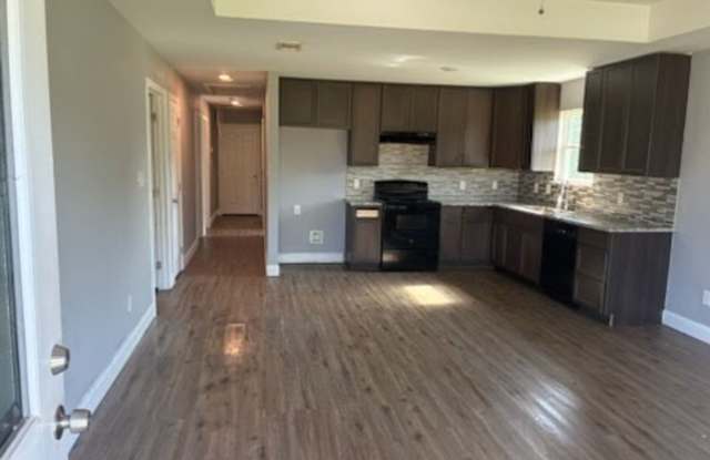 Modern 3 Bedroom / 2 Bathroom Home Built in 2022 Gallery 4