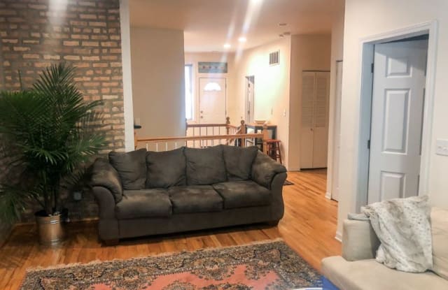 2105 W Schiller St 1 - 2105 W Schiller St, Chicago, IL 60622