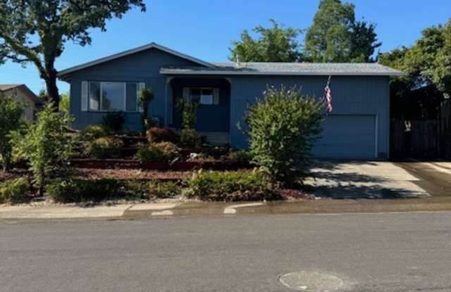 Lake Forest Estates Home Close to Shopping and Dining Gallery 4