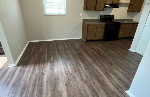 Updated One Bedroom Bungalow - Washer/Dryer Included! Gallery 3