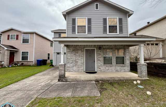 Beautifully kept, 3 bed/2.5 bath home near to Marshall High School and UT Health Science Center and University Hospital! - 6250 Cypress Circle, San Antonio, TX 78240