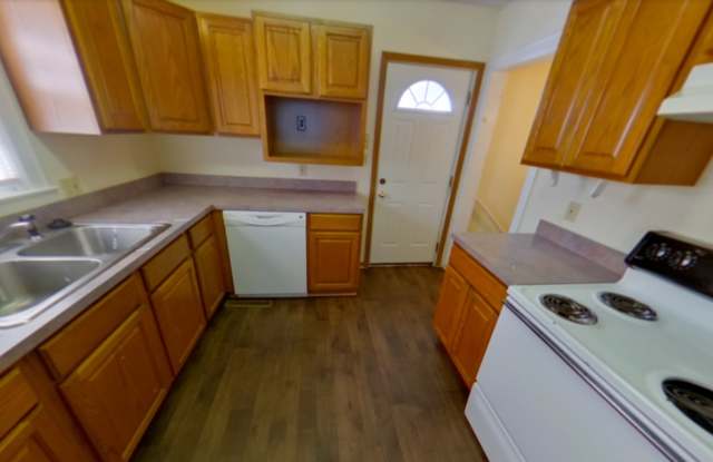 3D Tour Available - 2 Blocks from KSU Campus + Washer  Dryer + Off-Street Parking! Available August 1st! - 1030 Bertrand Street, Manhattan, KS 66502