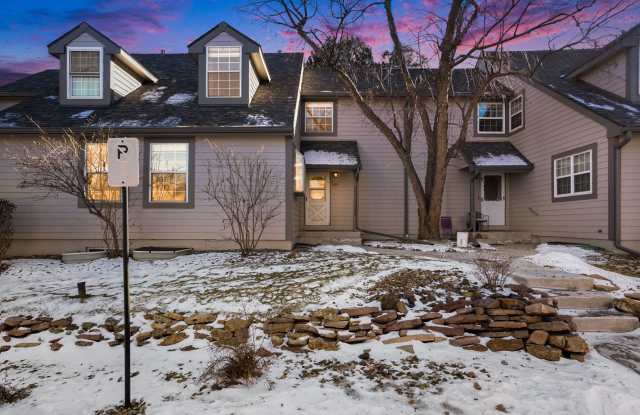 3 Bedroom Townhouse in School District #12, Main Level bedroom, 1 Car Garage Gallery 1