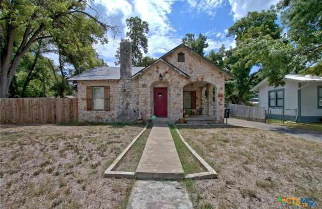 320 E Faust - 320 East Faust Street, New Braunfels, TX 78130