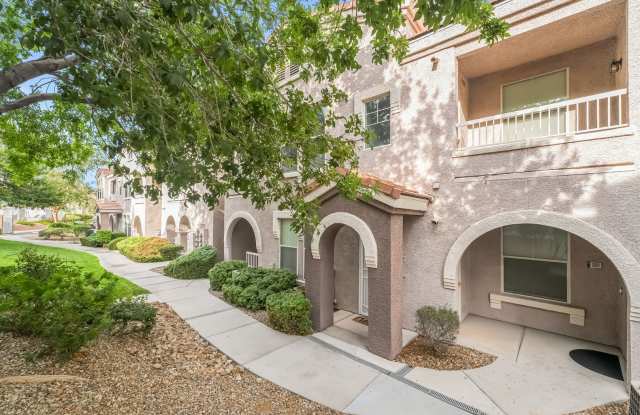 Stylish Gated Condo with Private Patio & Community Pool! Gallery 3