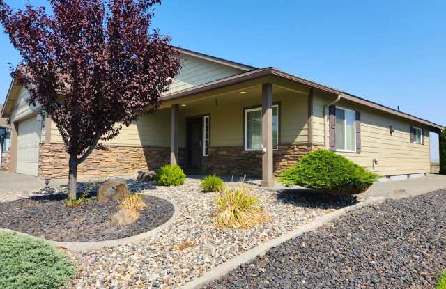 Beautiful home for rent right next door to Horn Rapids Golf Course! Gallery 3