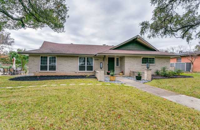 GORGEOUS, RENOVATED 4-BEDROOM HOME IN CASTLE HILLS photos photos