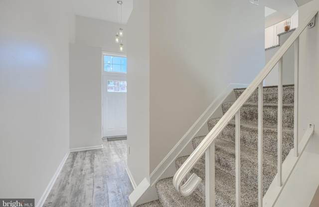 1306 CREEKLAND Court Gallery 4