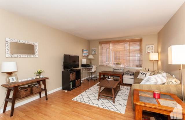 3825 North Pine Grove Avenue Gallery 4