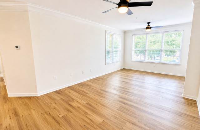 Updated 2BR/2BA Condo in Palmer Ranch – New Flooring, Fresh Paint & Resort-Style Amenities Gallery 3