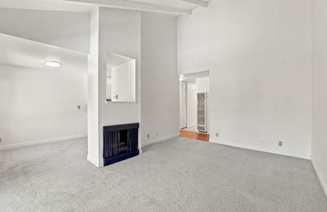 Freshly Updated Condo with Pool Views and Modern Finishes Gallery 4